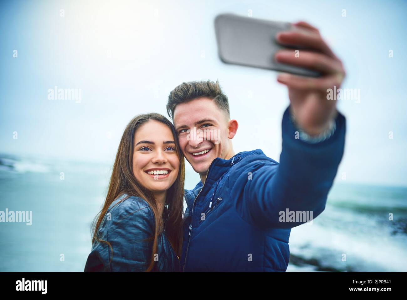 Dite che vi amo con un selfie. Una giovane coppia felice che prende un selfie all'aperto. Foto Stock
