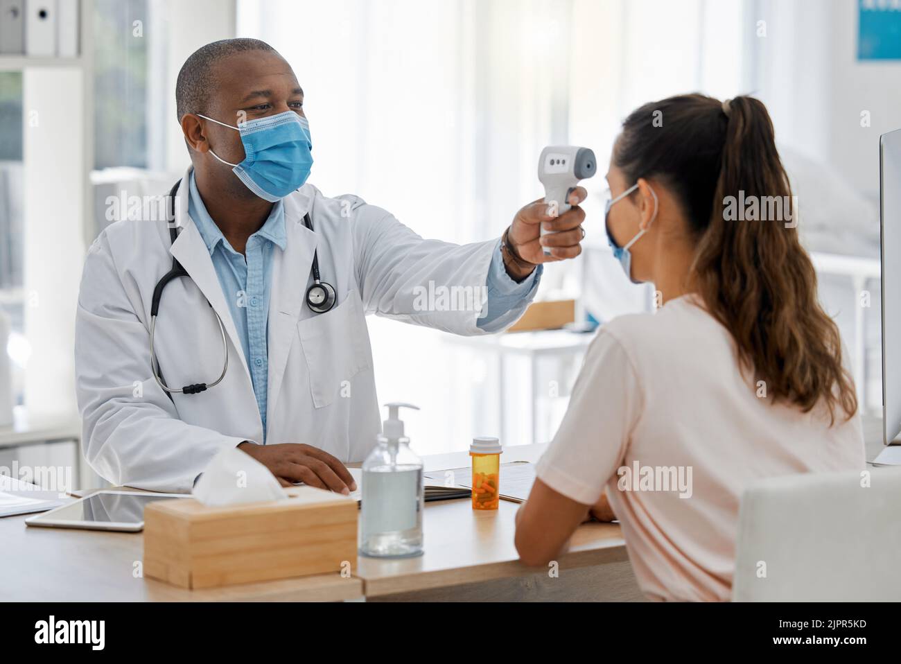 Temperatura, il termometro e la febbre della fronte hanno controllato dal medico, dal medico e dal consulente sanitario. Paziente di sesso femminile malato o malato Foto Stock