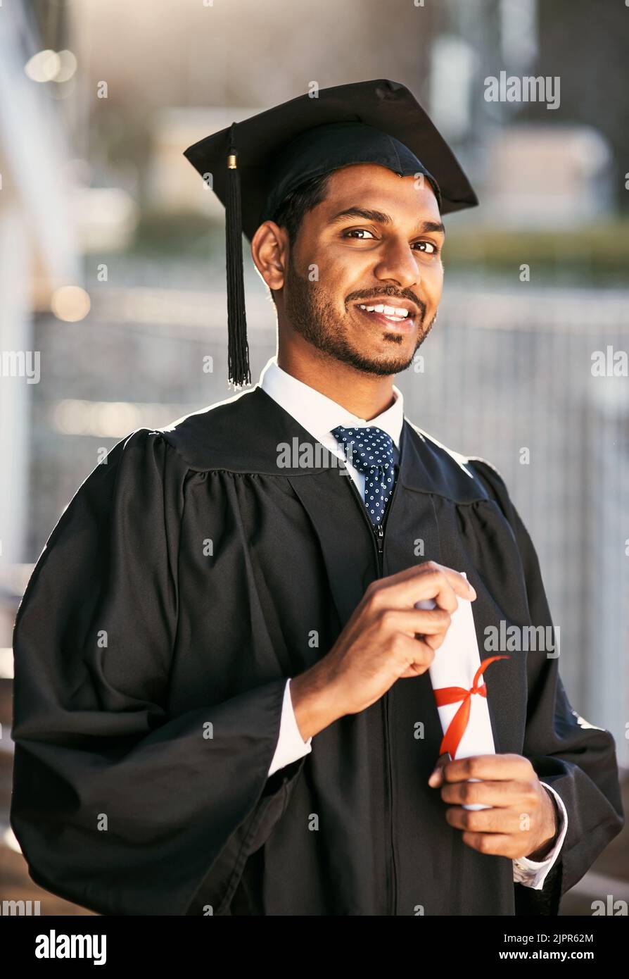 La sua più grande ricompensa dopo anni di duro lavoro. Ritratto di uno studente che ha conseguito il diploma il giorno della laurea. Foto Stock
