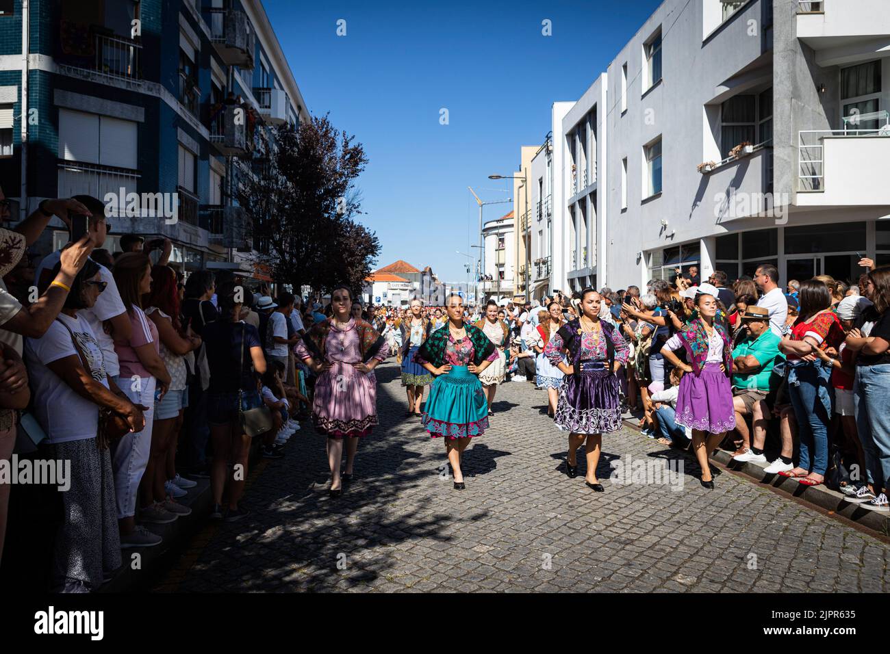 Le donne vestite come le mogli dei pescatori camminano la parata. Più di mezzo migliaio di donne vestite meticolosamente per rappresentare la storia delle donne viennesi, Sfilata orgogliosamente lungo le strade della città per mostrare i bellissimi costumi tradizionali durante la sfilata di Mordomia, che fa parte della Romaria d'Agonia che è stata in attesa per due anni a causa della pandemia COVID-19. Indossando i bellissimi costumi folcloristici dei vari villaggi che fanno parte della zona di Viana do Castelo, con grandi quantità d'oro intorno al collo, molti oggetti in realtà heirlooms risalenti a secoli fa, questi mordomas repressen Foto Stock