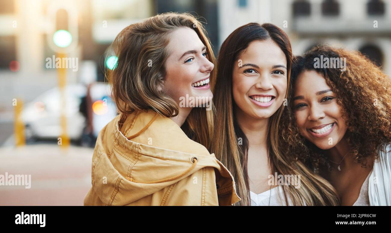 Divertitevi con i besies. Tre amici che si divertono in città. Foto Stock