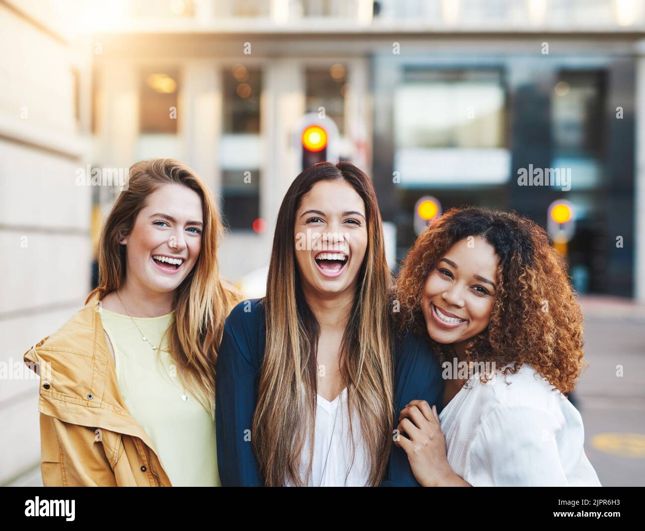 Il divertimento è ciò per cui viviamo. Tre amici si divertono in città. Foto Stock