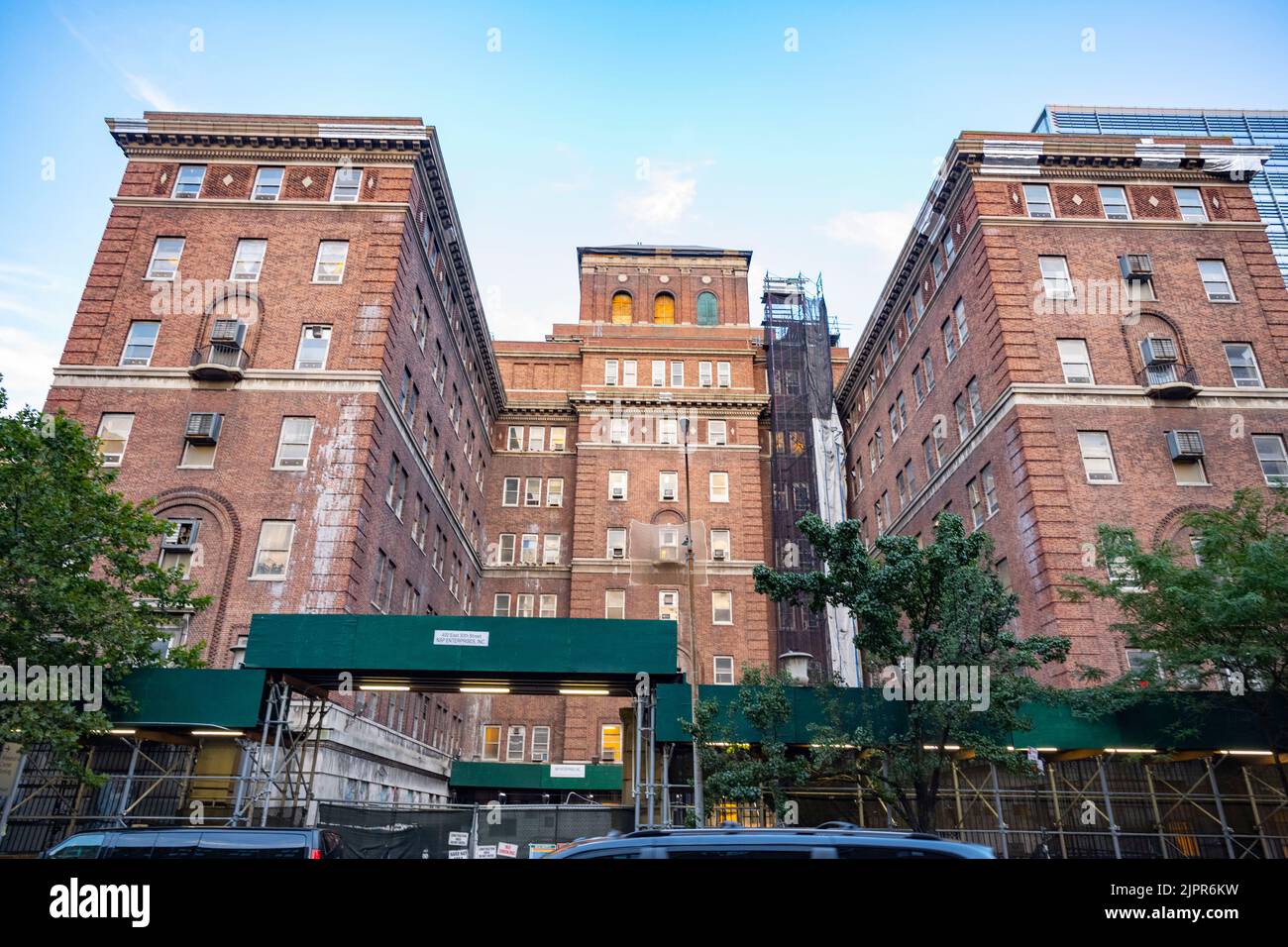 New York, New York, Stati Uniti. 19th ago, 2022. 14 agosto 2022: New York City, USA: La 30th Street Men's Shelter al Bellevue Hospital di Midtown Manhattan. Il rifugio è gestito dal Dipartimento dei servizi per i senzatetto di New York e recentemente ha fornito servizi di riparo e busing ad altri rifugi per i rifugiati migranti dell'America centrale che sono stati baffati a New York City dal governatore del Texas Greg Abbott in mezzo alla crisi del confine meridionale. Credit: ZUMA Press, Inc./Alamy Live News Foto Stock