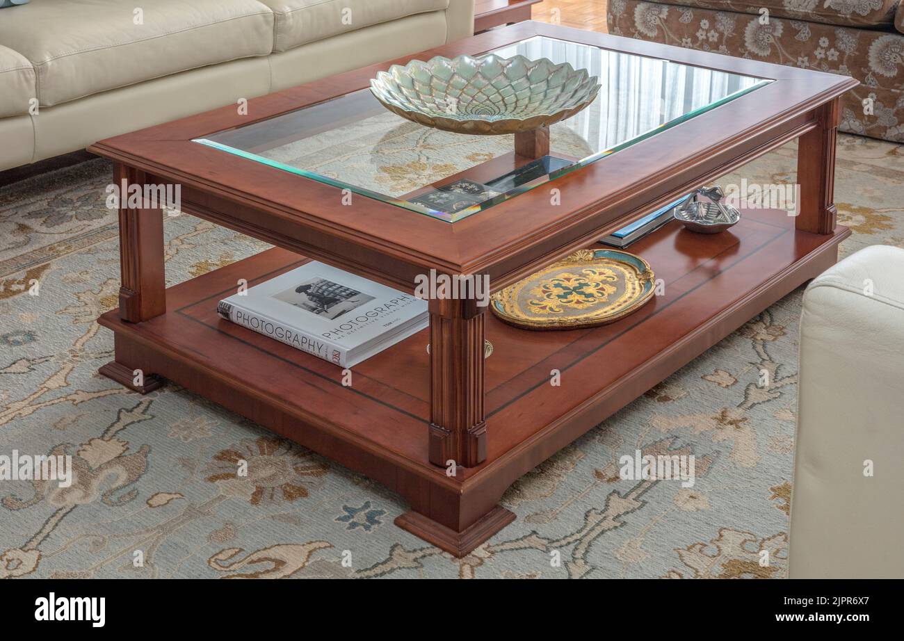 Tavolino da caffè con piano in vetro nel salotto/soggiorno con tutte le parti in primo piano Foto Stock