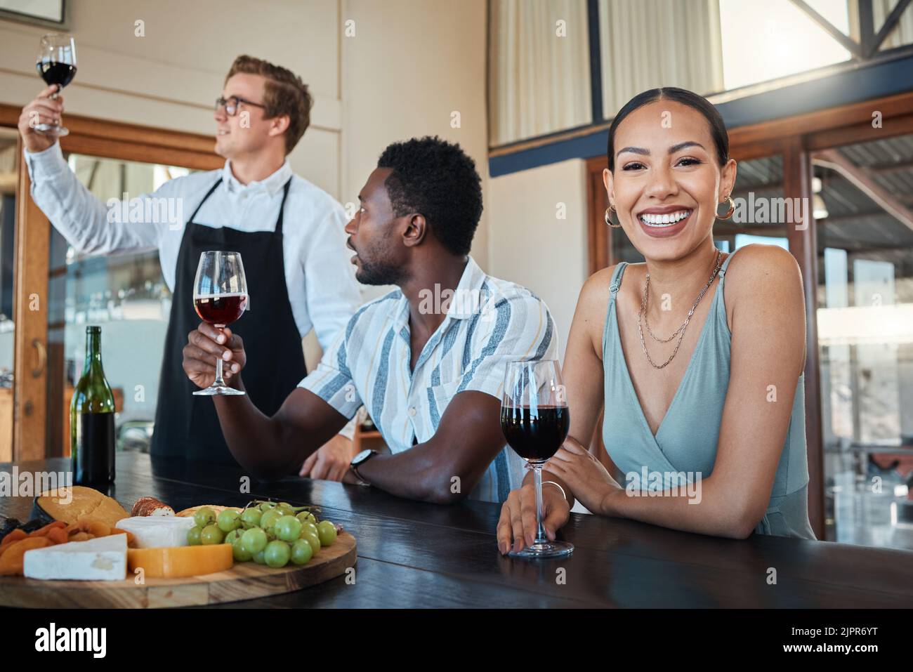 Coppia e chef con un bicchiere di vino rosso alcol e felice ritratto bere in un ristorante di lusso. Sommelier con degustazione di vini di qualità Foto Stock