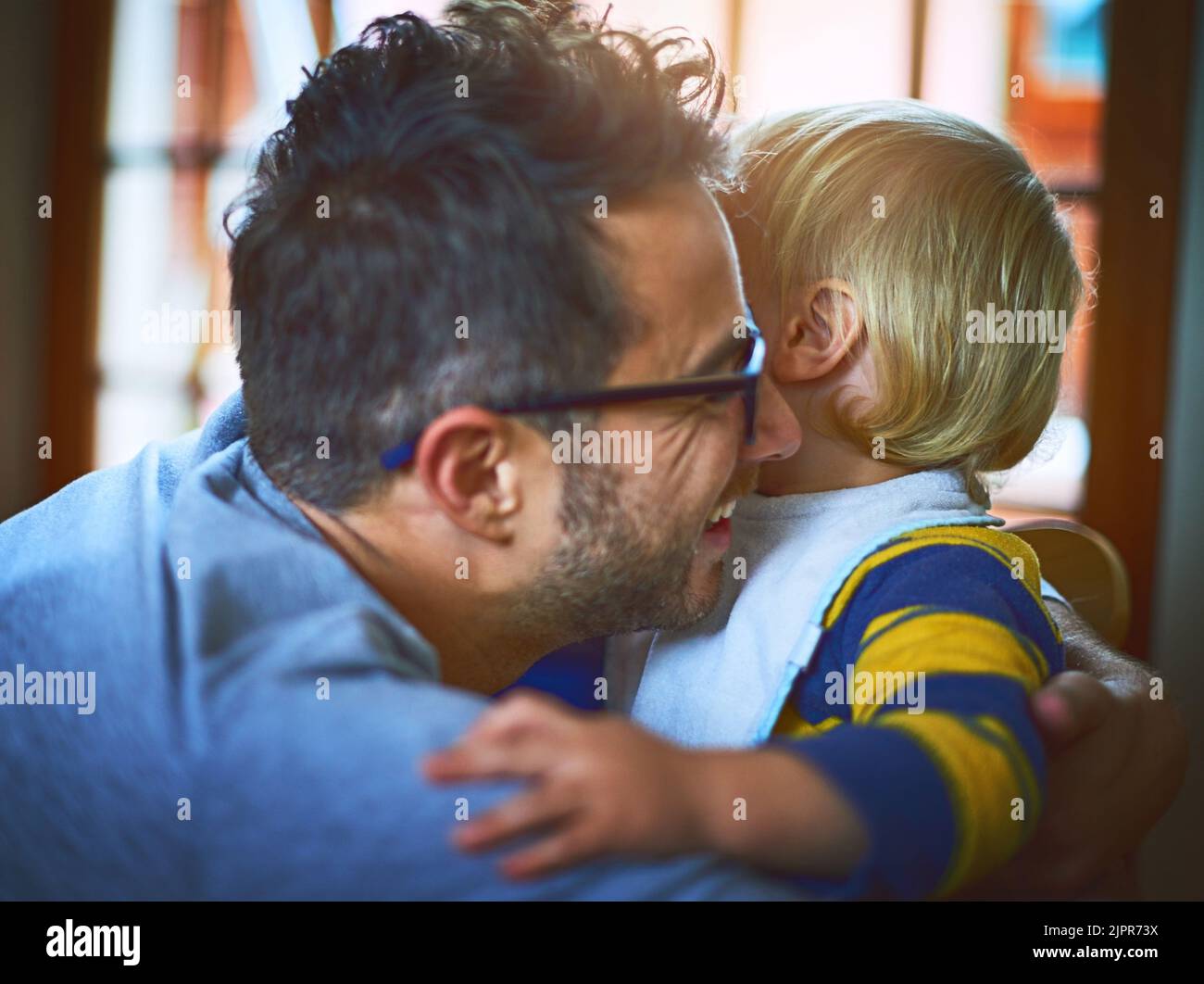 Amo il mio bambino, un padre che tiene a casa suo figlio. Foto Stock