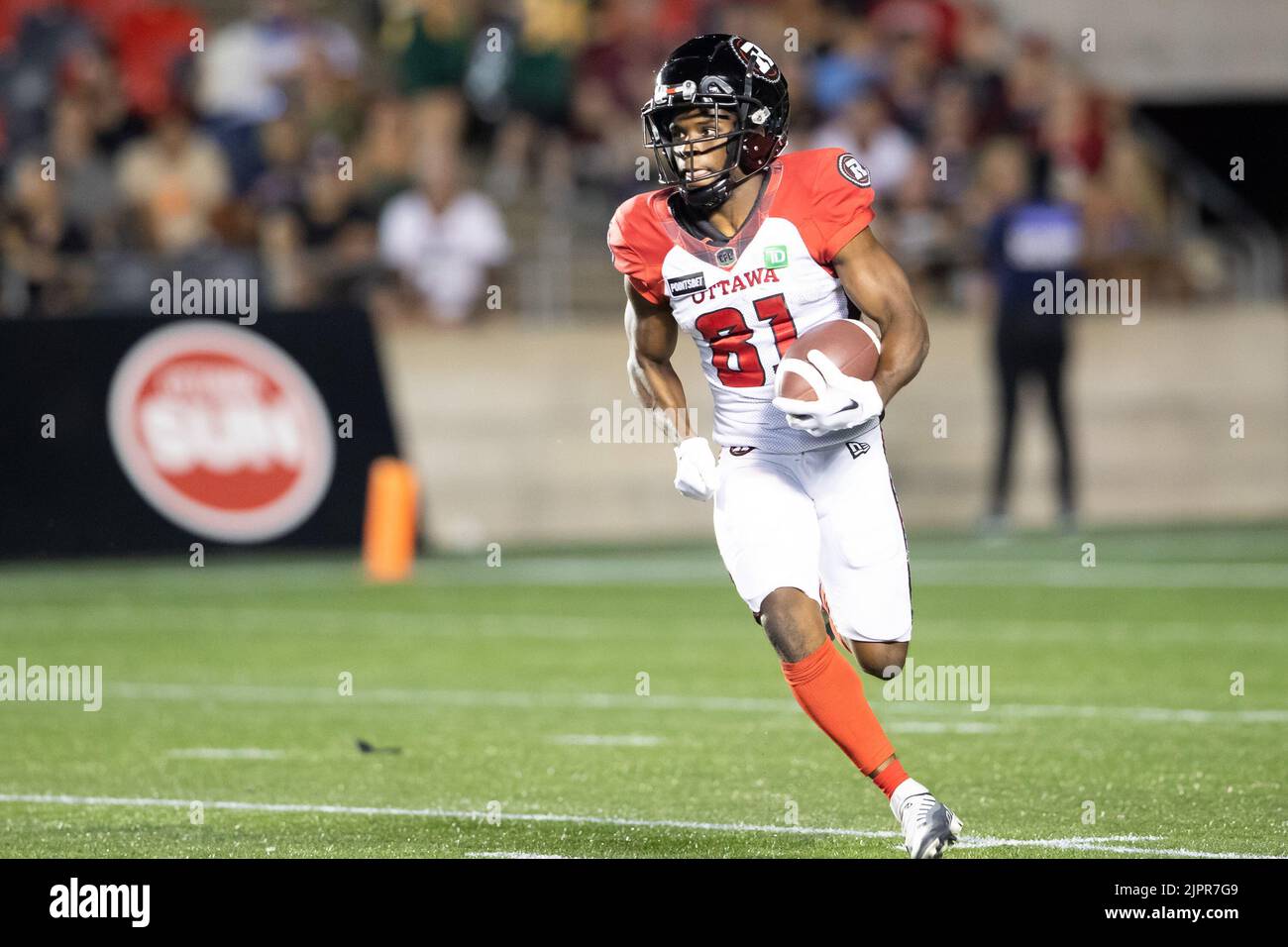 19 agosto 2022: Ottawa Redblacks Terry Williams (81) ritorna un calcio di punizione durante la partita CFL tra Edmonton Elks e Ottawa Redblacks tenutasi al TD Place Stadium di Ottawa, Canada. Daniel Lea/CSM Foto Stock