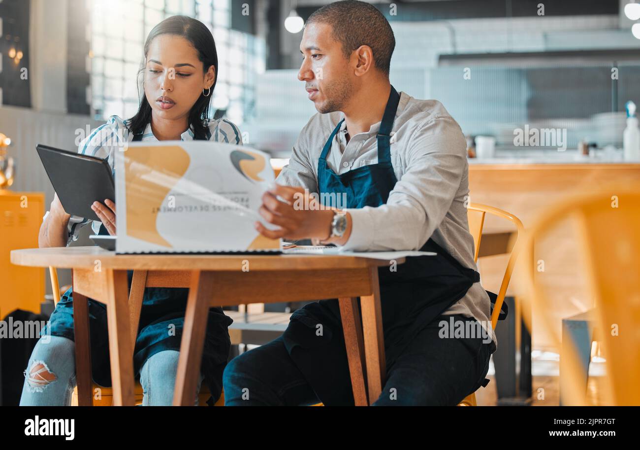 I proprietari del negozio del caffè pianificano il budget, finanziano la strategia di innovazione del bar e documentano il lavoro di squadra. Startup uomo e donna in una riunione di piccole imprese Foto Stock