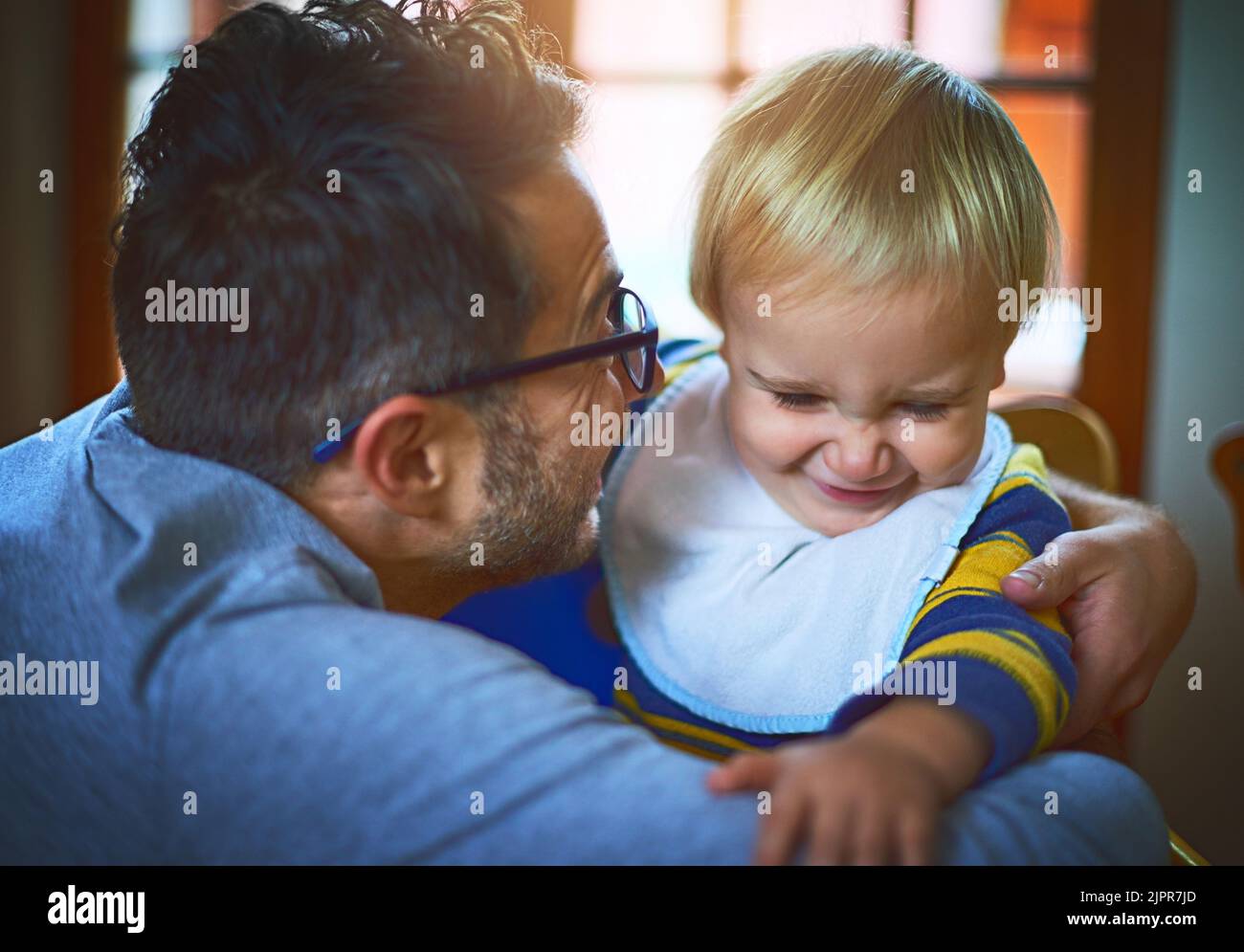 Solo noi due: Un solo padre che tiene a casa suo figlio. Foto Stock