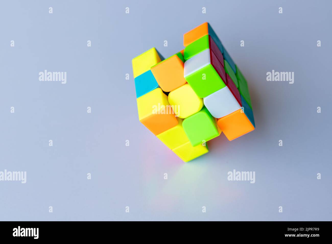 Cubo magico o cubo di puzzle su uno sfondo isolato bianco Foto Stock