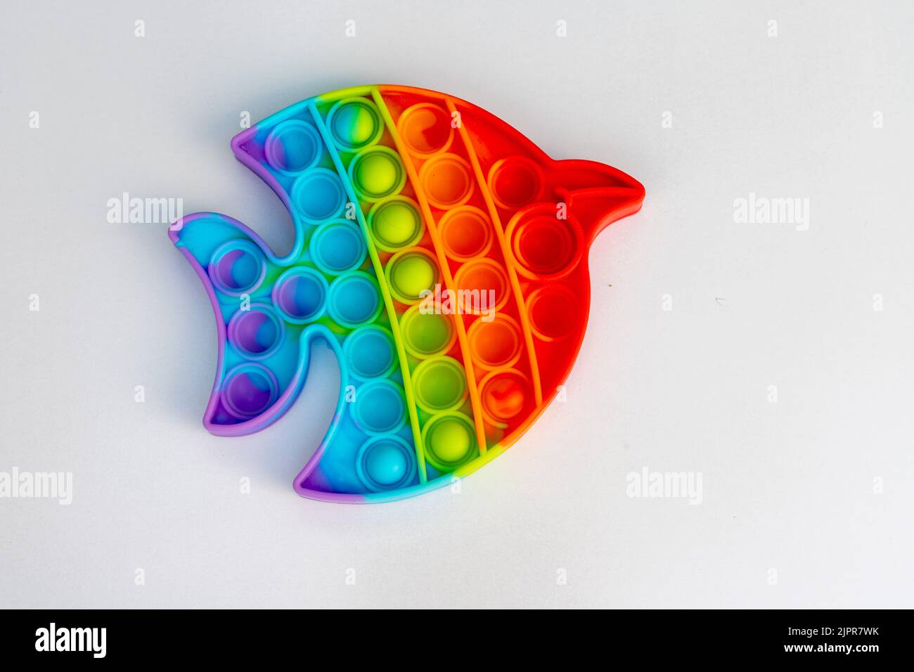 Colorato anti-stress touch pop esso giocattoli fidget su uno sfondo bianco isolato Foto Stock
