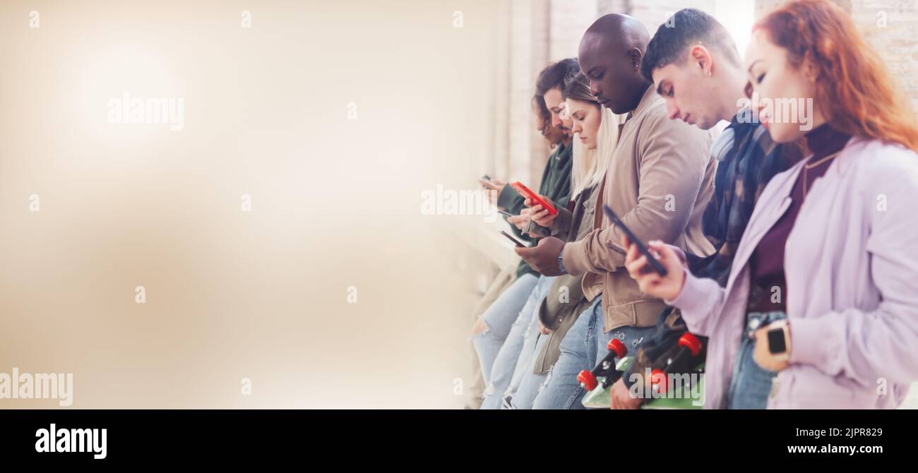 Banner di gruppo di amici che guardano gli smartphone - generazione millenaria z dipendente dalle nuove tendenze tecnologiche - concetto di stile di vita, social media, tecnologia, amici Foto Stock