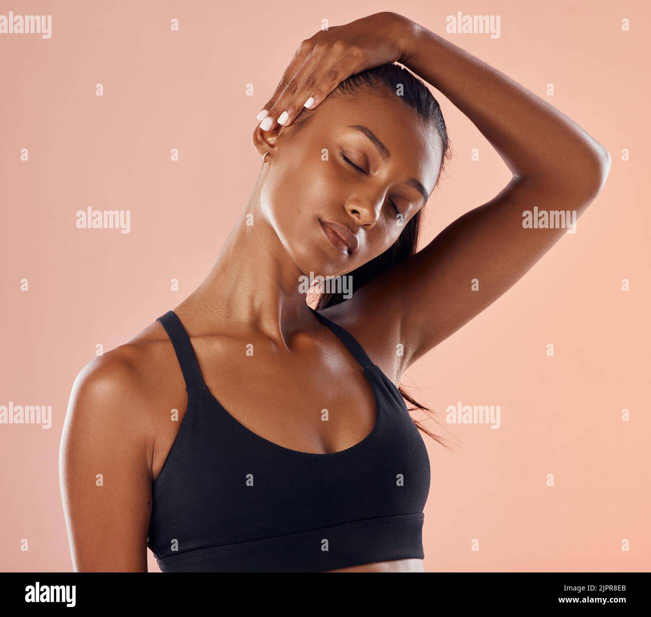 Fitness, benessere e sport donna stretching mal di collo, dolore e lesioni dopo studio di allenamento, esercizio fisico o allenamento. Motivazione, attiva e atletica Foto Stock