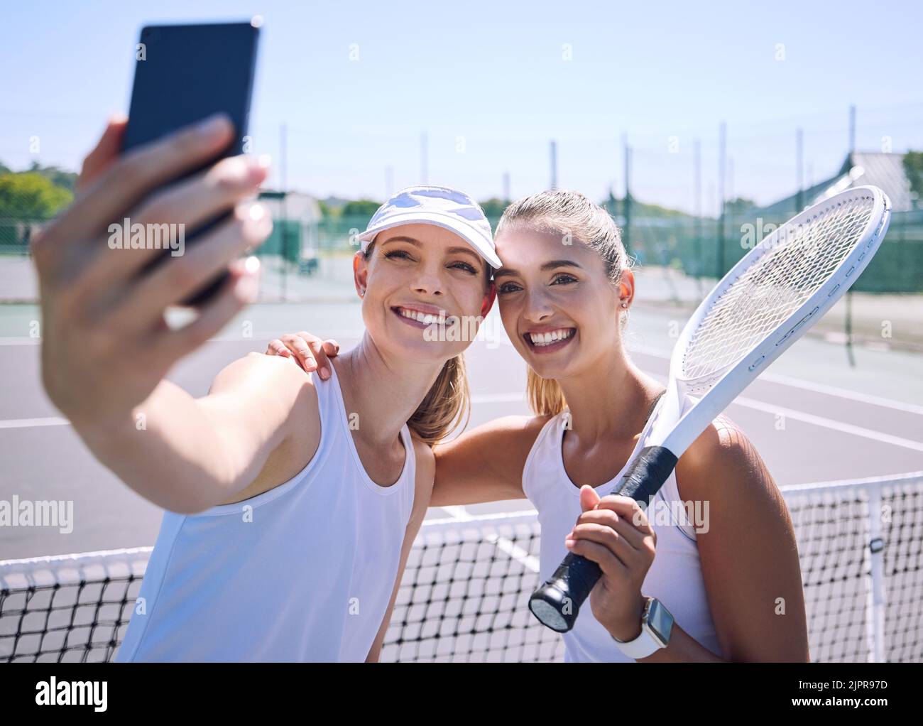 Tennis, selfie e sport amici donna su un campo in estate per l'esercizio. Felice, faccia e sorridi donna in uno sport insieme in salute, fitness e. Foto Stock