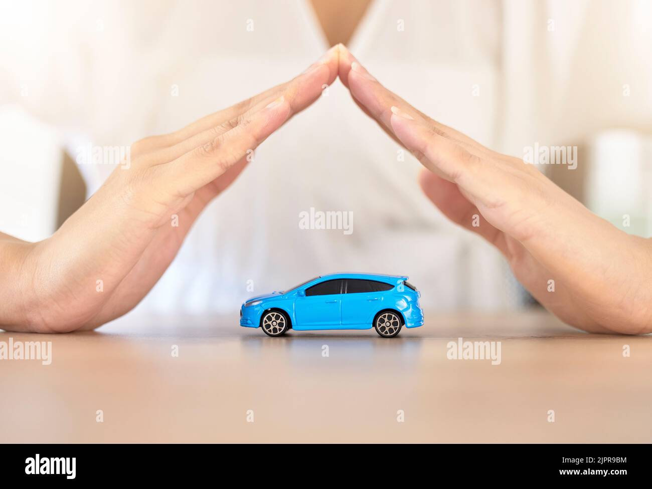 Copertura assicurativa per auto, garanzia di sicurezza, risparmio di denaro e sicurezza. Servizi commerciali, contabili o di autoveicoli. Broker finanziario o credito consulente di prestito Foto Stock