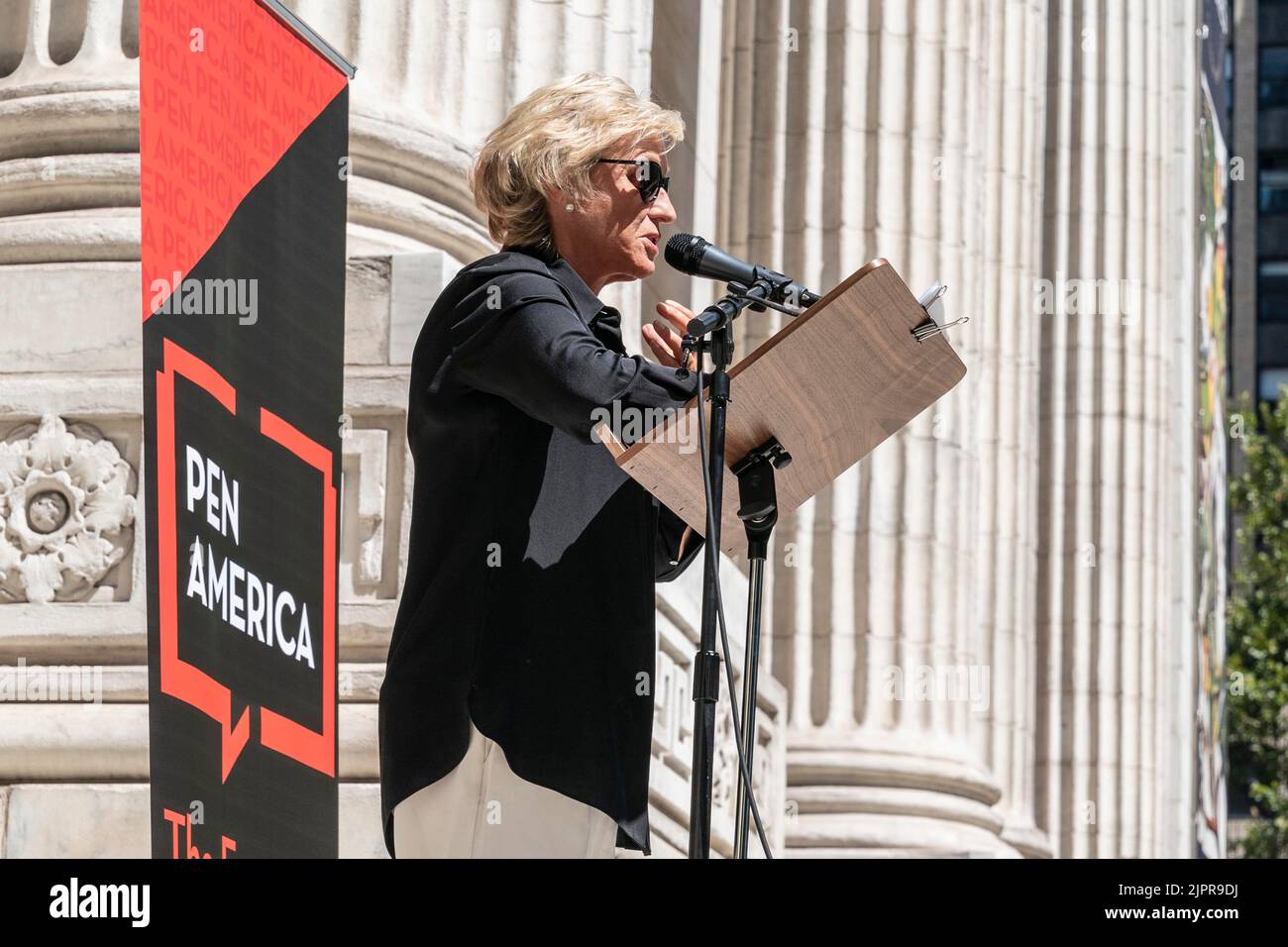 Bronx, New York, Stati Uniti. 19th ago, 2022. Tina Brown parla durante il rally PEN America a sostegno di Salman Rushdie e la libertà di scrivere su passi della Biblioteca pubblica di New York sulla Fifth Avenue. Salman Rushdie è stato attaccato e ferito durante il discorso nello Stato occidentale di New York. Fu designato per la sua scrittura da estremista musulmano. Gli autori si radunano a sostegno di lui e leggono testi selezionati dal suo corpo di lavoro. (Credit Image: © Lev Radin/ZUMA Press Wire) Foto Stock