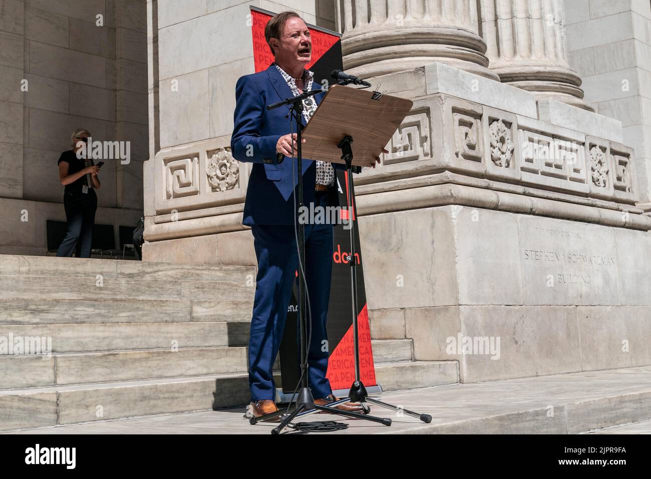 Bronx, New York, Stati Uniti. 19th ago, 2022. Andrew Solomon parla durante il rally PEN America a sostegno di Salman Rushdie e della libertà di scrivere su Steps of New York Public Library sulla Fifth Avenue. Salman Rushdie è stato attaccato e ferito durante il discorso nello Stato occidentale di New York. Fu designato per la sua scrittura da estremista musulmano. Gli autori si radunano a sostegno di lui e leggono testi selezionati dal suo corpo di lavoro. (Credit Image: © Lev Radin/ZUMA Press Wire) Foto Stock