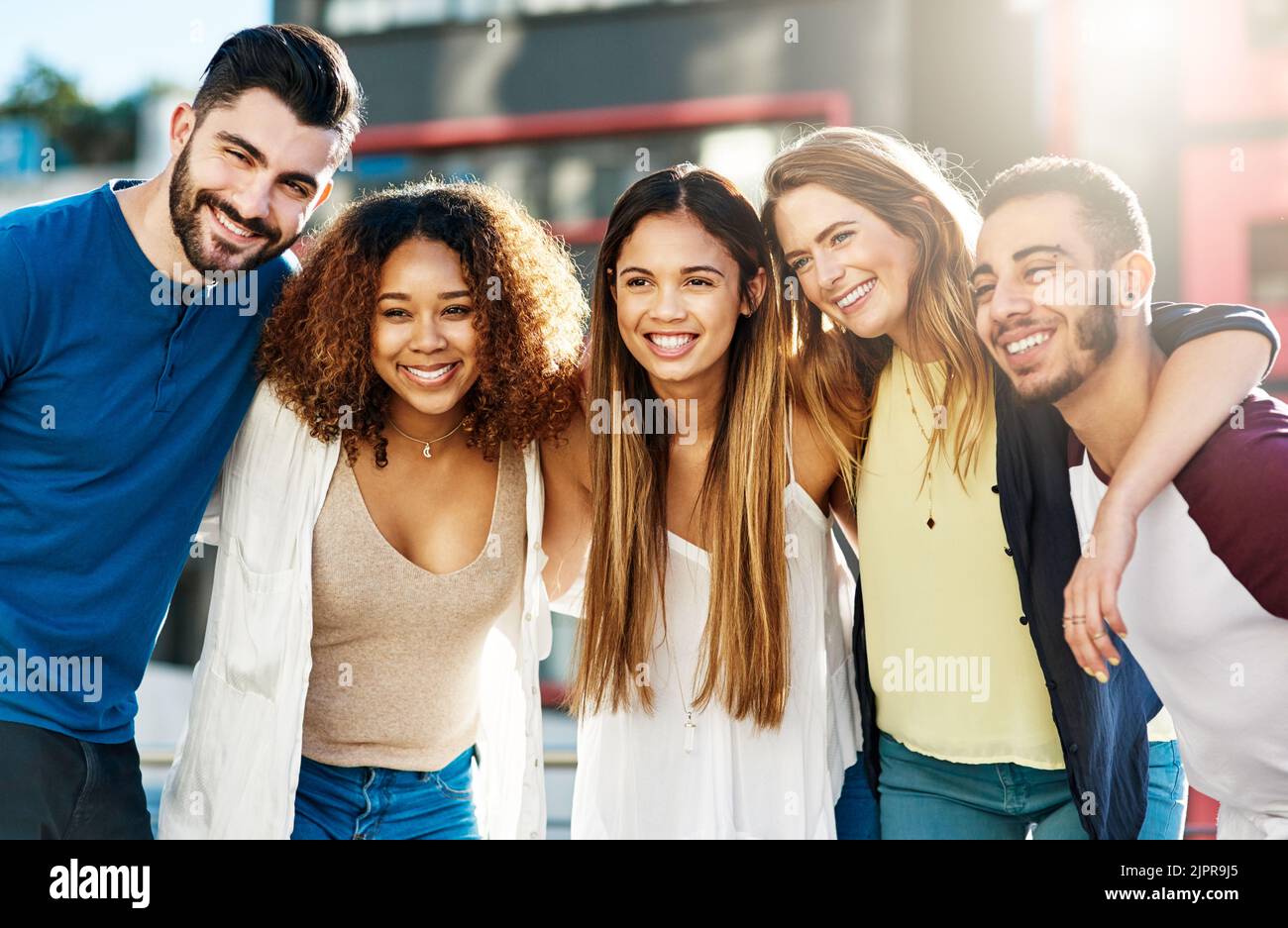 I fine settimana sono sempre meglio insieme, i giovani amici trascorrono la giornata fuori. Foto Stock