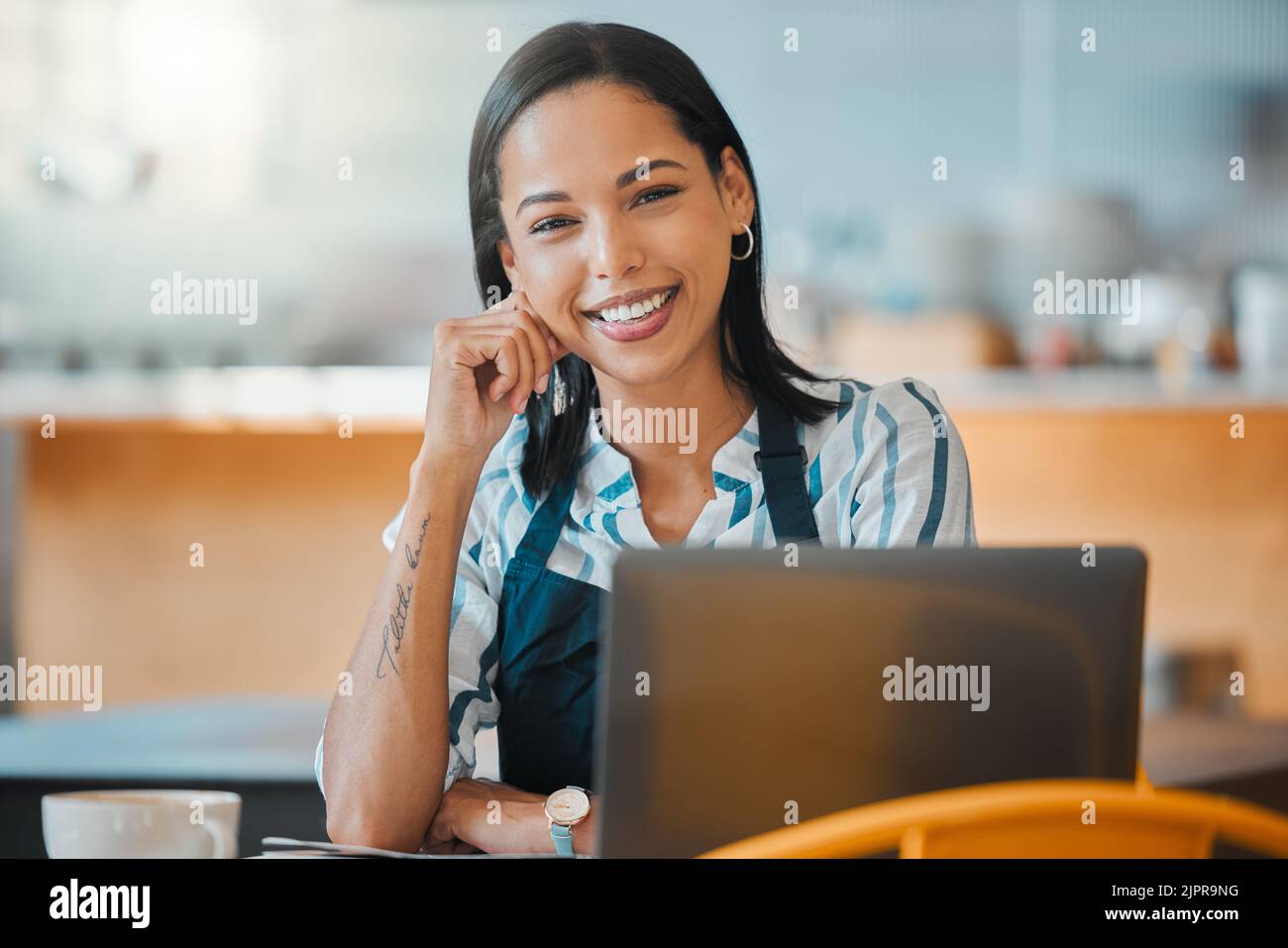 Cafe manager con computer portatile, visione e motivazione che controllano gli ordini online delle piccole imprese sulla tecnologia per un bar locale. Ritratto di felice Foto Stock
