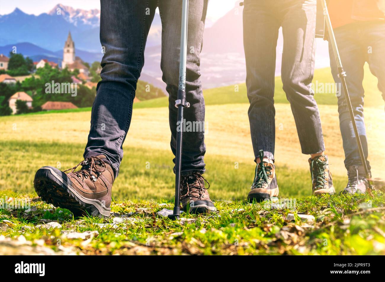 gruppo di giovani escursionisti in montagna - concetto di libertà e avventura - attrezzatura da trekking Foto Stock