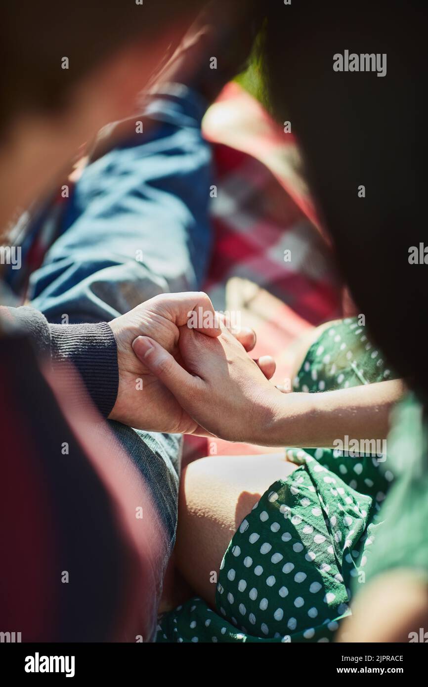 Che cosa sarebbe il mondo senza amore. Una coppia affettuosa che tiene le mani all'aperto. Foto Stock