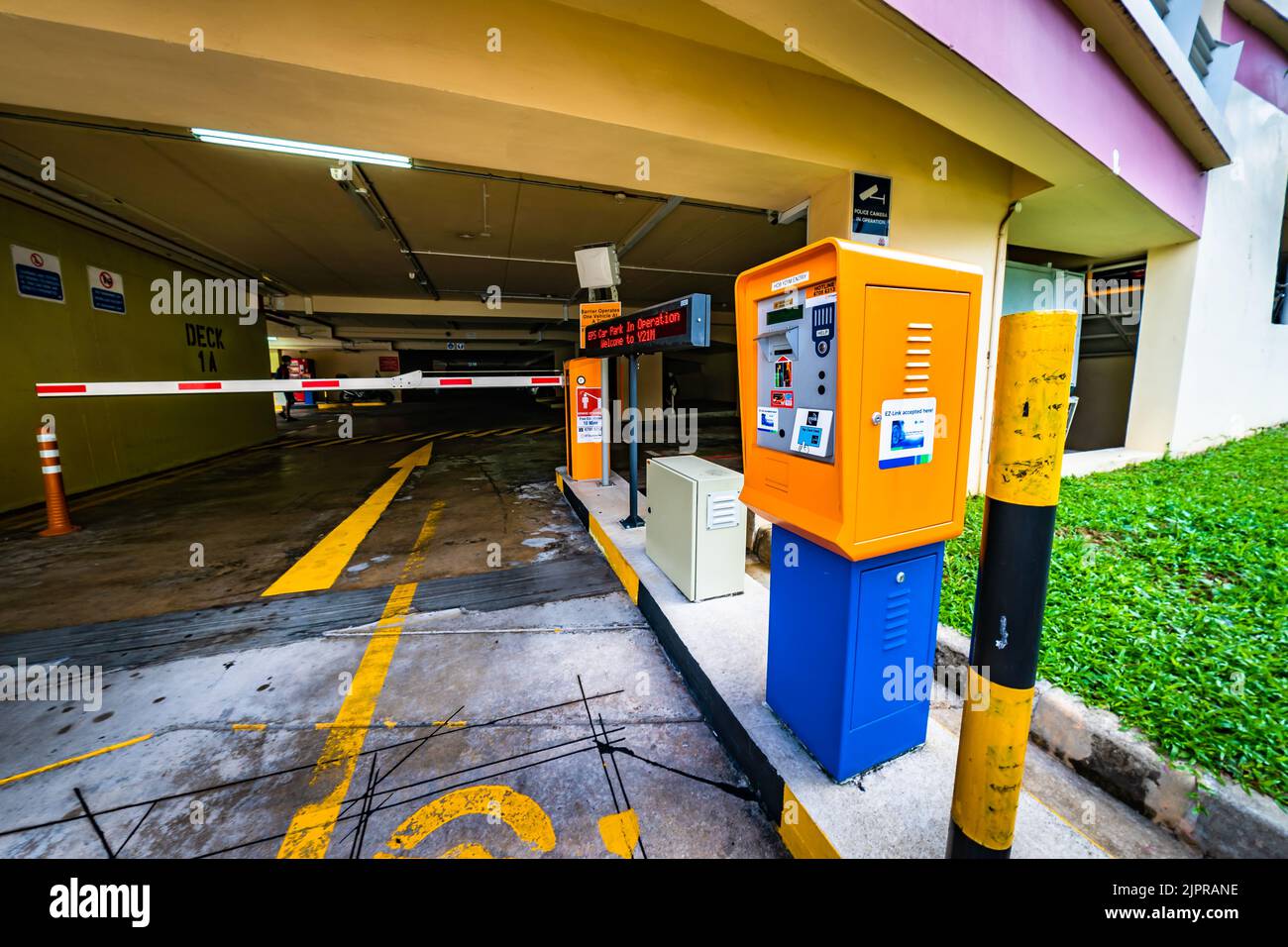 Ingresso parcheggio completamente automatizzato agli appartamenti HDB nella città di Yishun, Singapore. Foto Stock