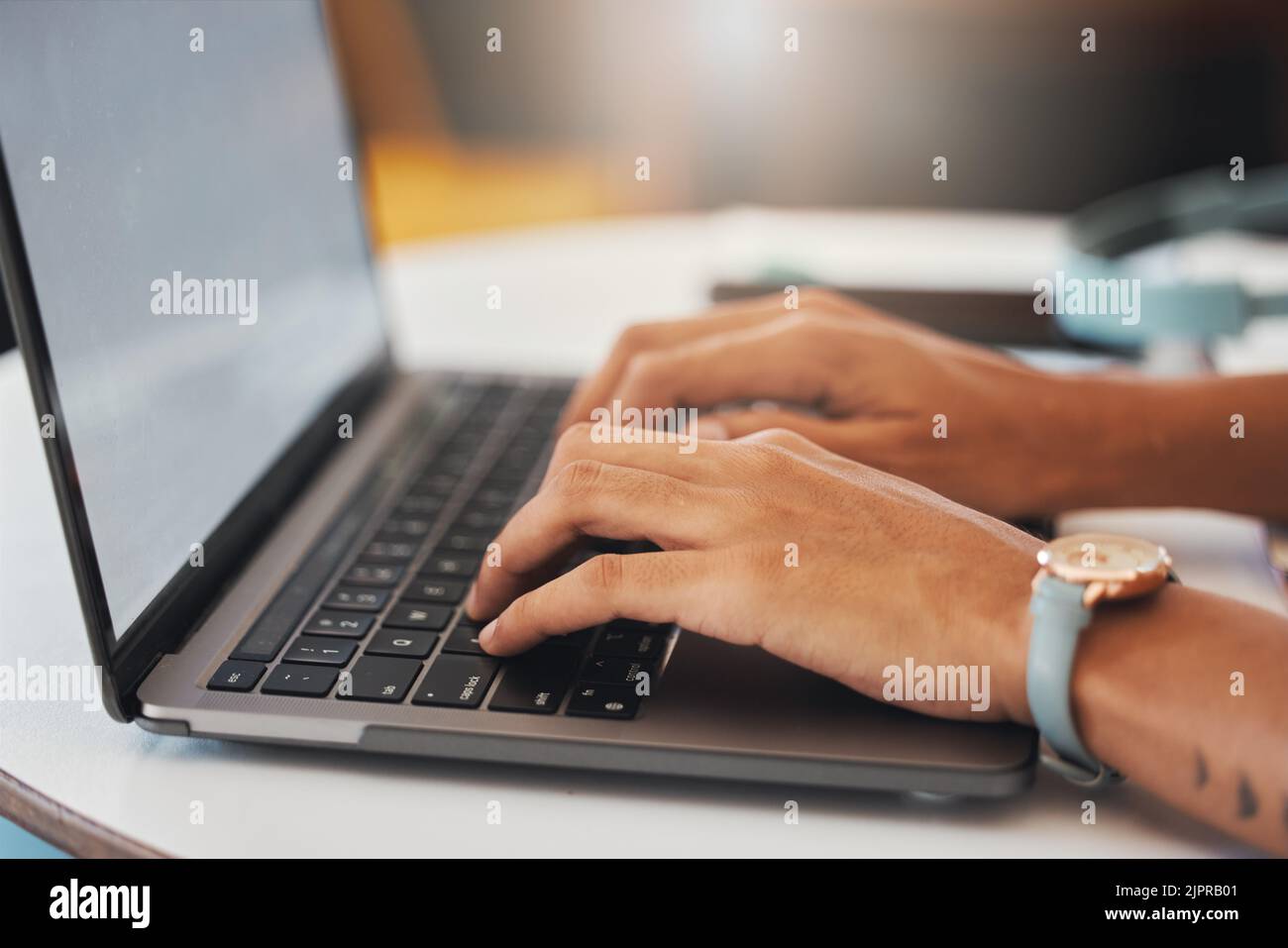 Le donne hanno la mano di digitare su un notebook, scrivere un'e-mail o navigare nei social media e nelle banche. Primo piano delle mani femminili su un computer alla ricerca di scorte Foto Stock