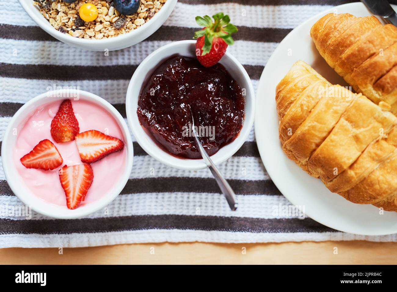 Questa è una colazione sana. Un colpo d'angolo alto della colazione su un tavolo all'interno. Foto Stock Questa è una colazione sana. Un colpo d'angolo alto della colazione su un tavolo all'interno. Foto Stock