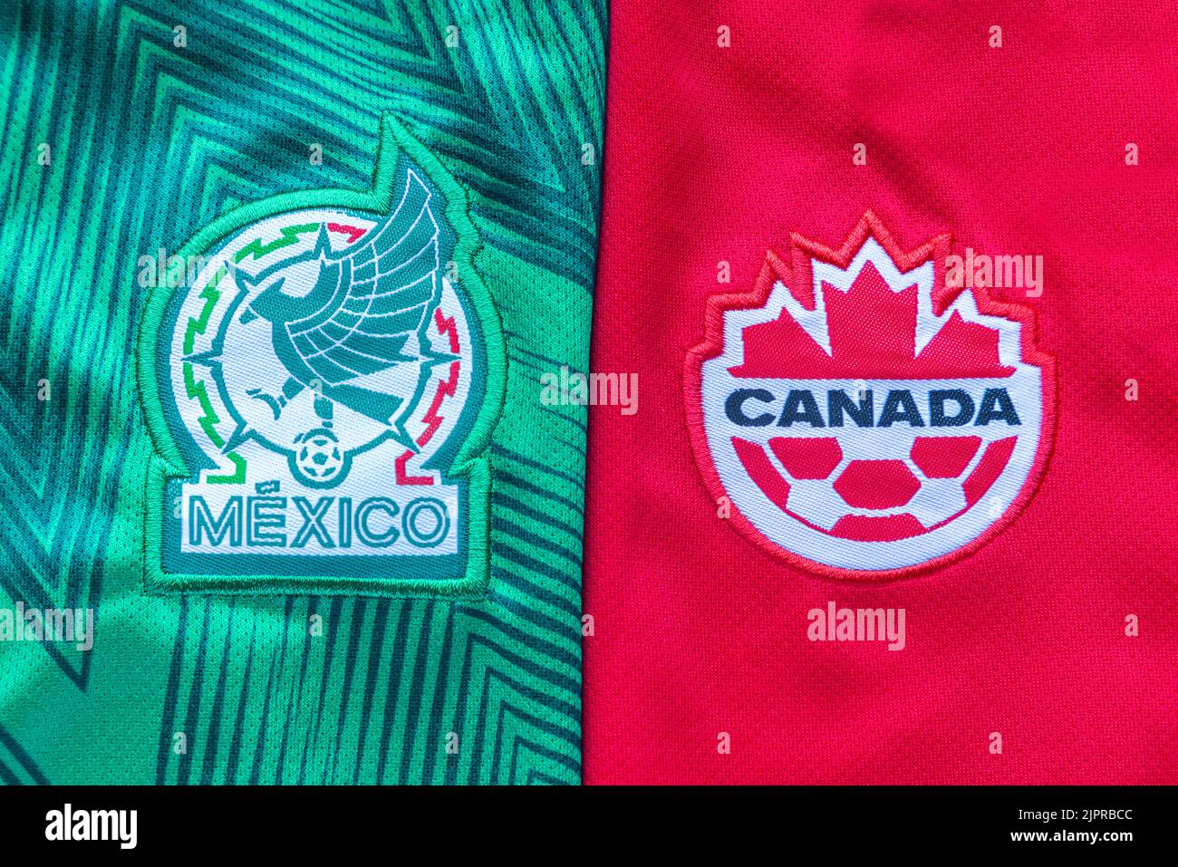 Calgary, Alberta, Canada. 18 agosto 2022. Da vicino alla segnaletica nazionale della maglia messicana e canadese. Concetto: Messico vs Canada Foto Stock