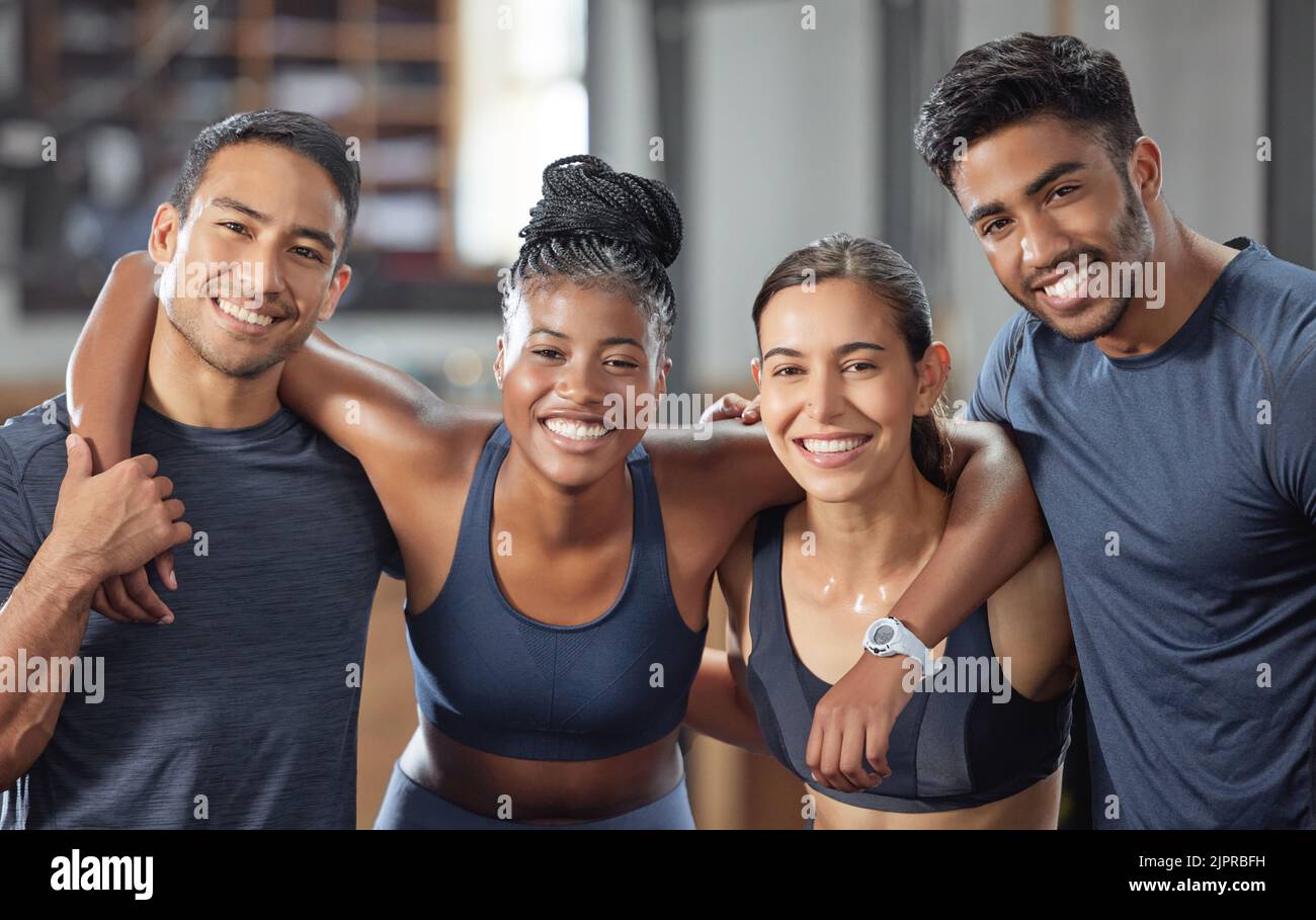 Fitness, workout group, team o persone in un ritratto felice per un buon esercizio di allenamento o una sessione di ginnastica in classe. Diversi amici sportivi, uomo e donna faccia Foto Stock