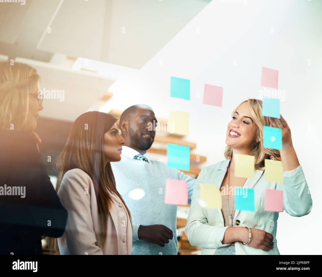 Personale aziendale o riunione di gestione con note adesive per la pianificazione di una strategia di leadership di marketing. Creative manager o leader con Foto Stock