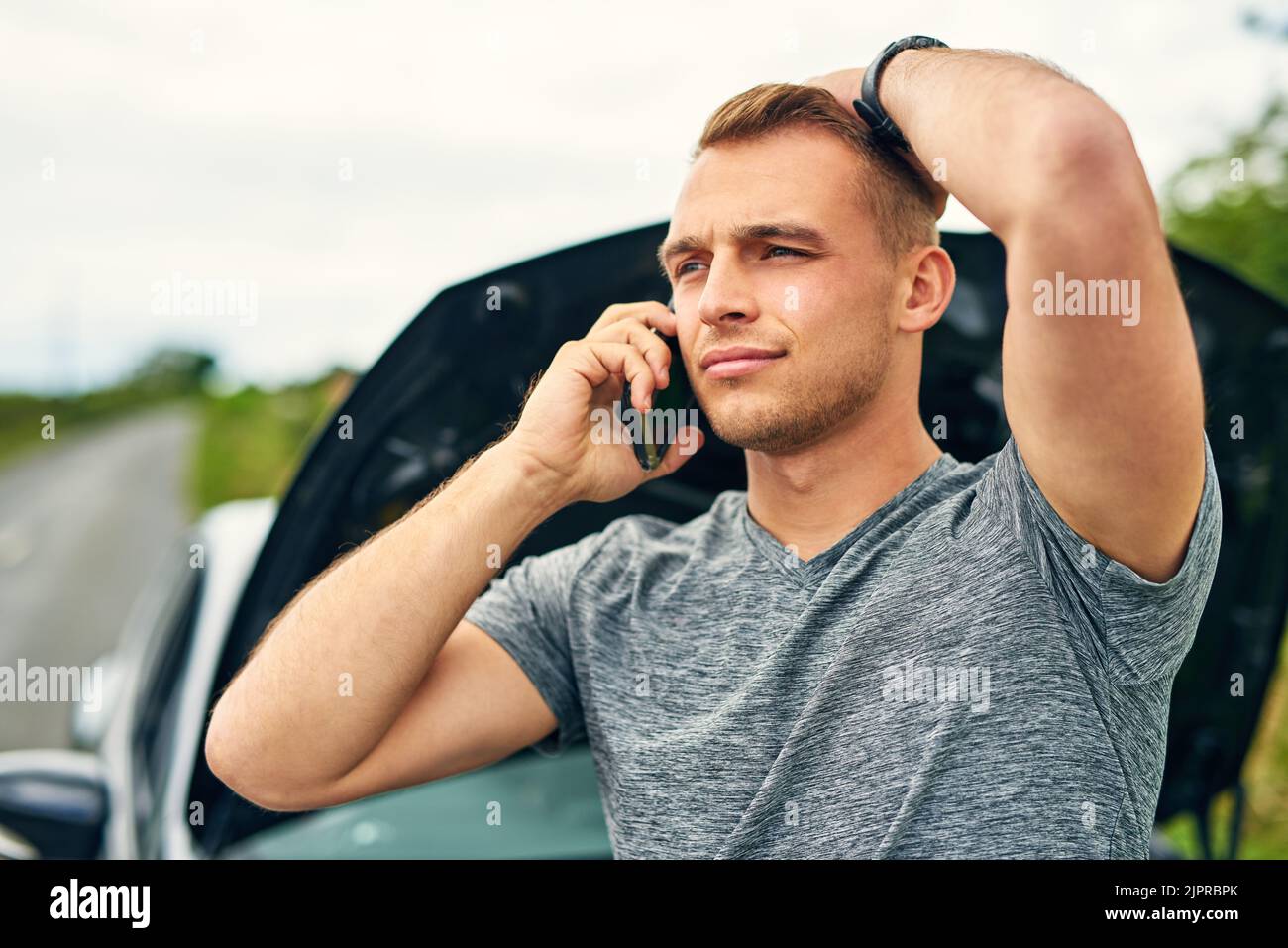 Aiuto, Ive ha ottenuto un'emergenza stradale. Un giovane uomo che chiama assistenza stradale dopo la rottura. Foto Stock