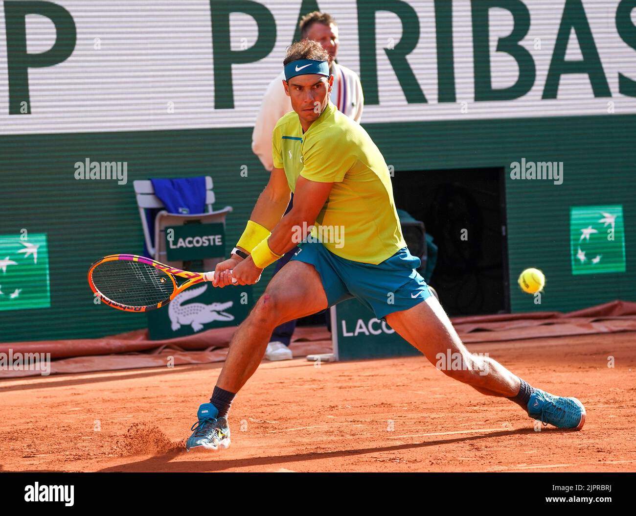 Rafael Nadal, campione del Gran Slam di Spagna, in azione durante la finale maschile contro Casper Ruud di Norvegia al Roland Garros 2022 di Parigi Foto Stock