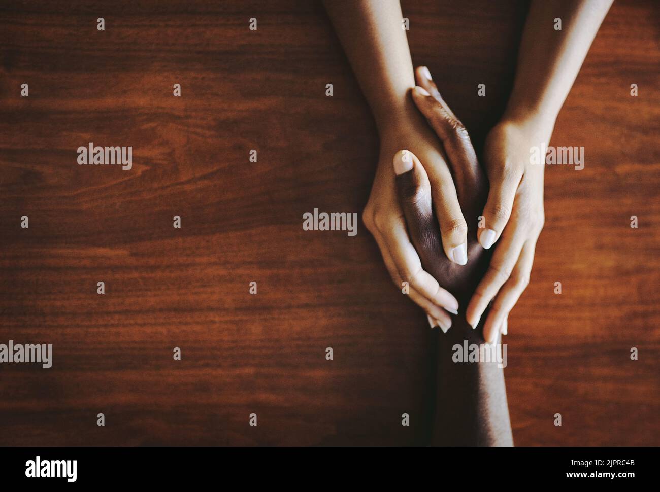 Amore, cura e sostegno con le mani in conforto, solidarietà e unità. Fiducia, gentilezza e sicurezza per aiutare, assistere e consolare. Fede, speranza e. Foto Stock