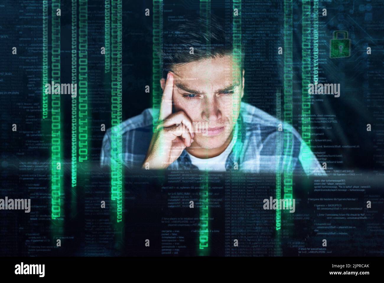 HES in profondità nella matrice. Un bel giovane programmatore al lavoro. Foto Stock