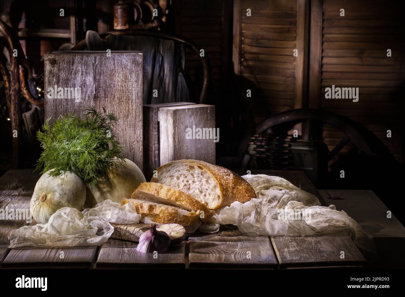 Il pane e le verdure su una vendemmia di sfondo per studio Foto Stock