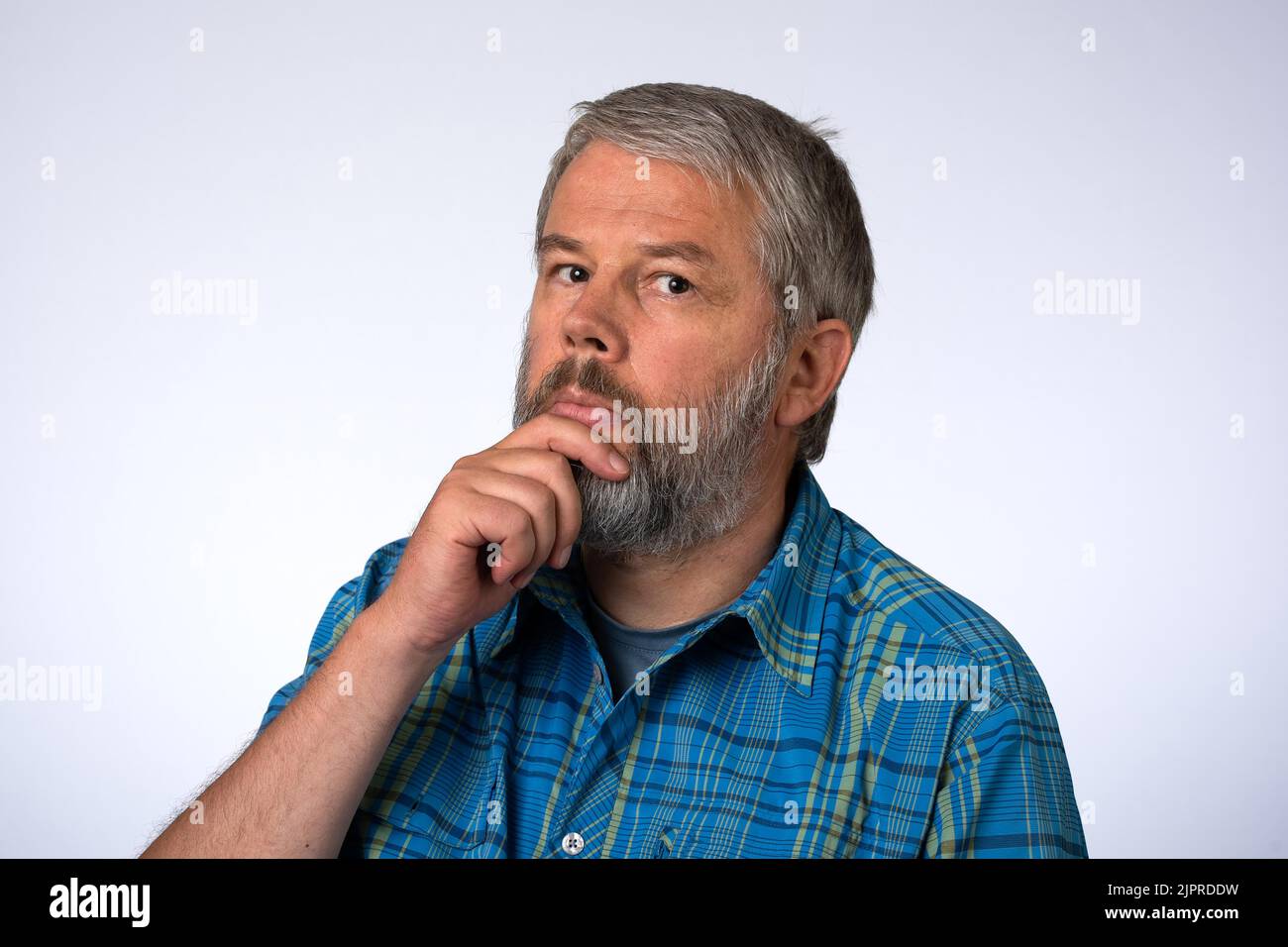 Uomo, 55 anni in studio, pensare, brooding Foto Stock