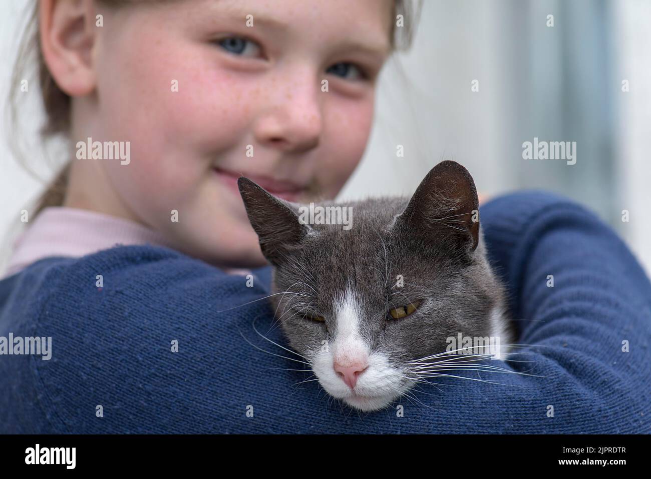 Ragazza, 10 anni, in possesso di un gatto, Meclemburgo-Pomerania occidentale, Germania Foto Stock