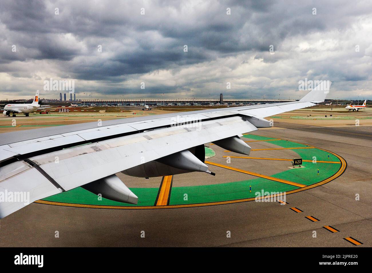 Aereo su asfalto, aeroporto Adolfo Suarez Madrid-Barajas, Madrid, Spagna Foto Stock