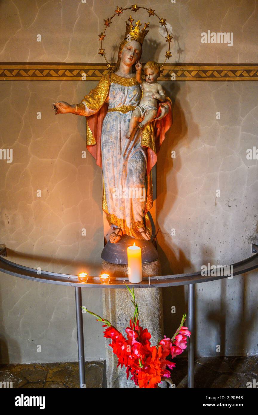 Figura di Maria con corona, Gesù Bambino e candele sacrificali, Chiesa di San Martino a Blaichach, Allgaeu, Baviera, Germania Foto Stock