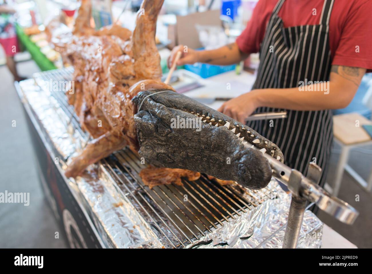Carne di coccodrillo fritta sul barbeque. Street food. Foto Stock