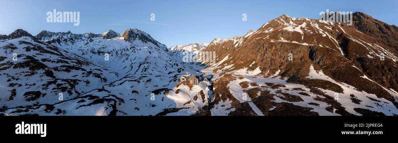 Panorama alpino, Franz-Senn-Huette (2147m), atmosfera mattutina, montagne in inverno, vista aerea, Stubai, Tirolo, Austria Foto Stock