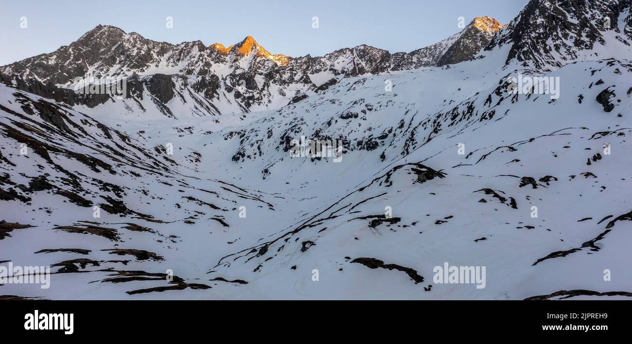 Panorama alpino, atmosfera mattutina, montagne in inverno, vista aerea, Stubai, Tirolo, Austria Foto Stock