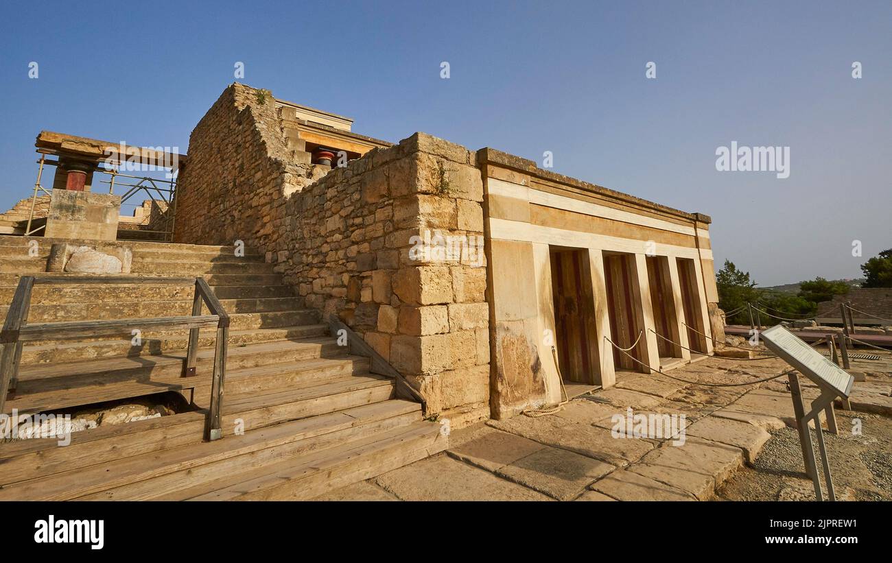 Luce mattutina, cielo azzurro senza nuvole, facciata dell'ala ovest, cortile centrale, porte all'anticamera della sala del trono, scala, impalcatura Foto Stock