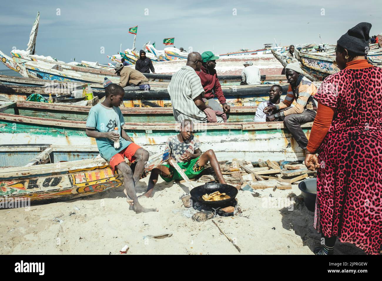 Spiaggia tradizionale di pesca, Plage des Pecheurs Traditionnels, una famiglia prepara il pranzo sulla spiaggia, Nouakchott, Mauritania Foto Stock