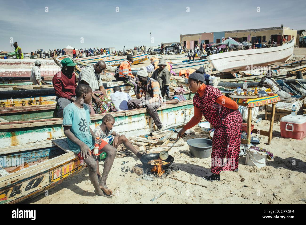Spiaggia tradizionale di pesca, Plage des Pecheurs Traditionnels, una famiglia prepara il pranzo sulla spiaggia, Nouakchott, Mauritania Foto Stock