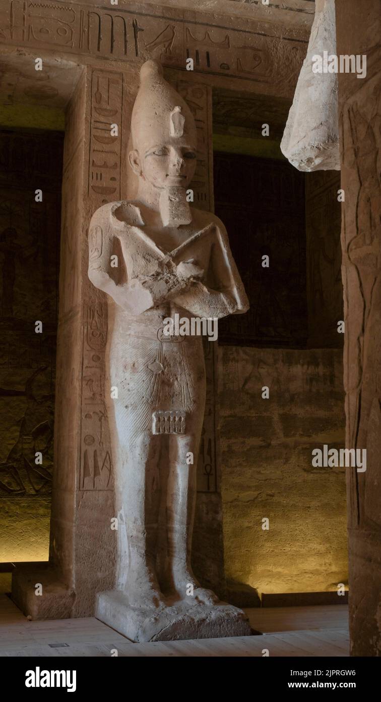 Statua del faraone Ramses II Grande colonna Hall, Tempio di roccia Abu Simbel, Egitto Foto Stock