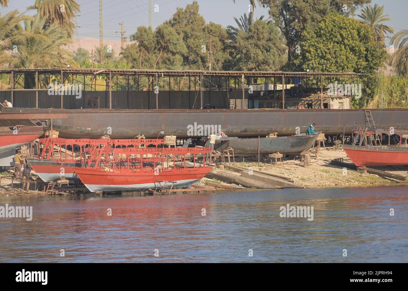 Cantiere navale sul Nilo tra Esna e Luxor, Egitto Foto Stock
