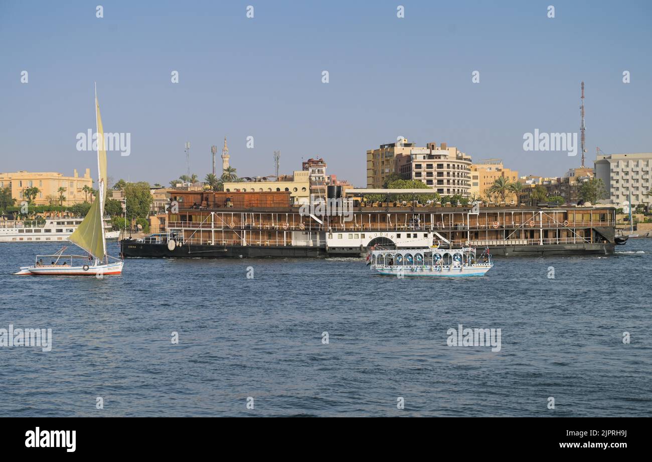 Barche da escursione con nave da crociera storica Sudan, Luxor, Egitto Foto Stock