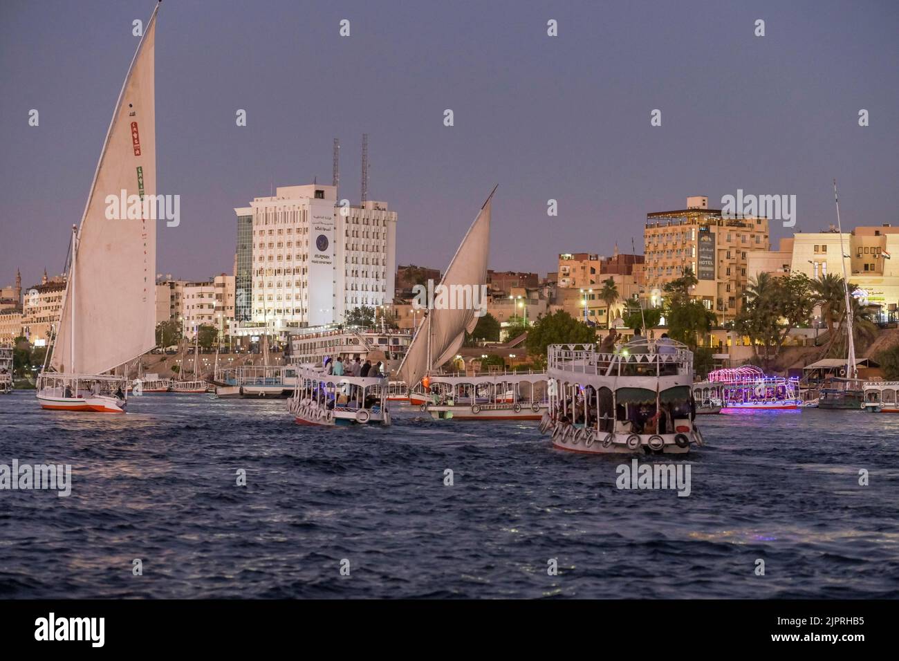 Navi a vela e barche da escursione sul Nilo serale ad Assuan, Egitto Foto Stock